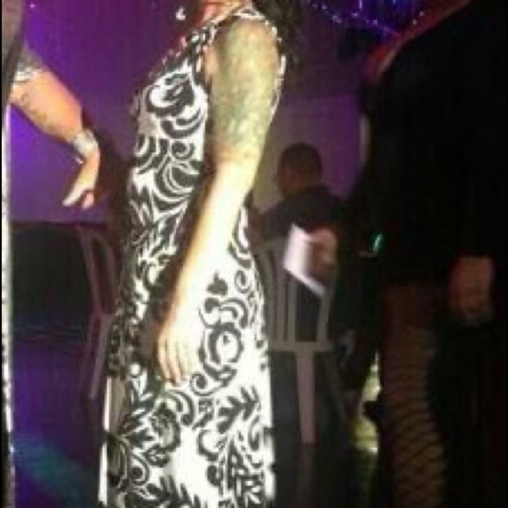 Black and White One Shoulder Evening Gown - Picture 4 of 4